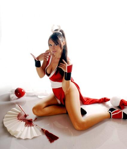 Mai Shiranui from King of Fighters & Fatal Fury - White Mai on a white floor in a white room...it's RACIST!?!